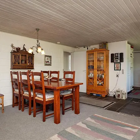 6 Person In Farso-by Traum