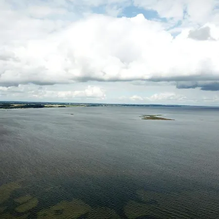 6 Person In Farso-by Traum Nyaraló *